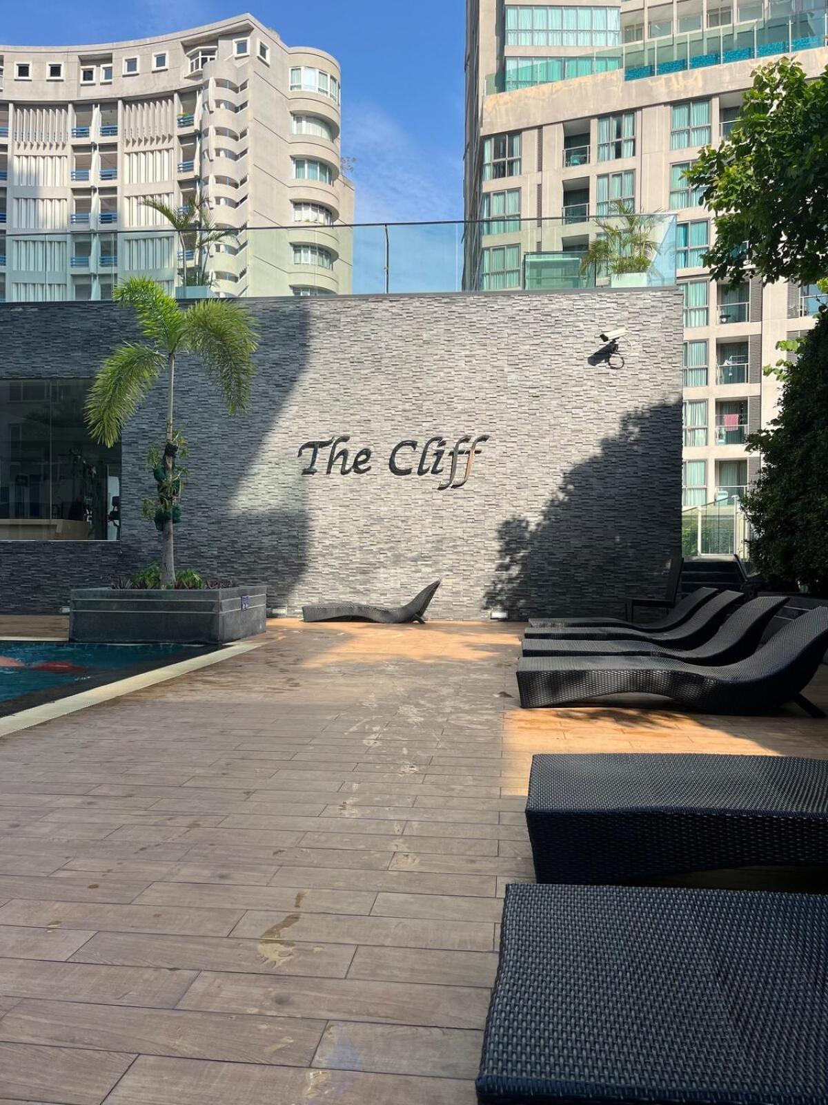 Stunning Unit Situated In Apartemen