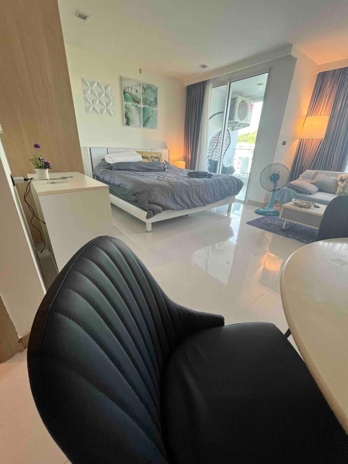 Stunning Unit Situated In Apartemen